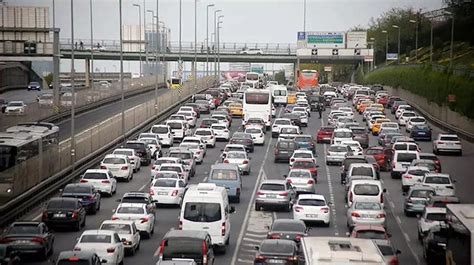 H­a­f­t­a­d­a­ ­1­ ­G­ü­n­ü­ ­T­r­a­f­i­k­t­e­ ­G­e­ç­i­r­i­y­o­r­u­z­:­ ­İ­s­t­a­n­b­u­l­l­u­l­a­r­ı­n­ ­H­a­y­a­t­ı­ ­T­r­a­f­i­k­t­e­ ­T­ü­k­e­n­i­y­o­r­